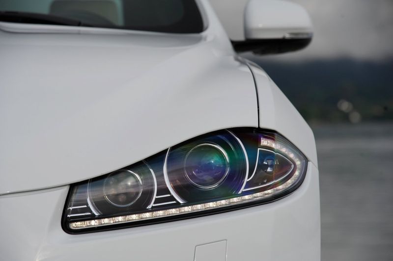 Где поменять лампы на Jaguar XF